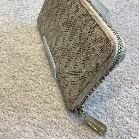 Pretty Michael Kors White Zip Around Wallet - Picture 3 of 5